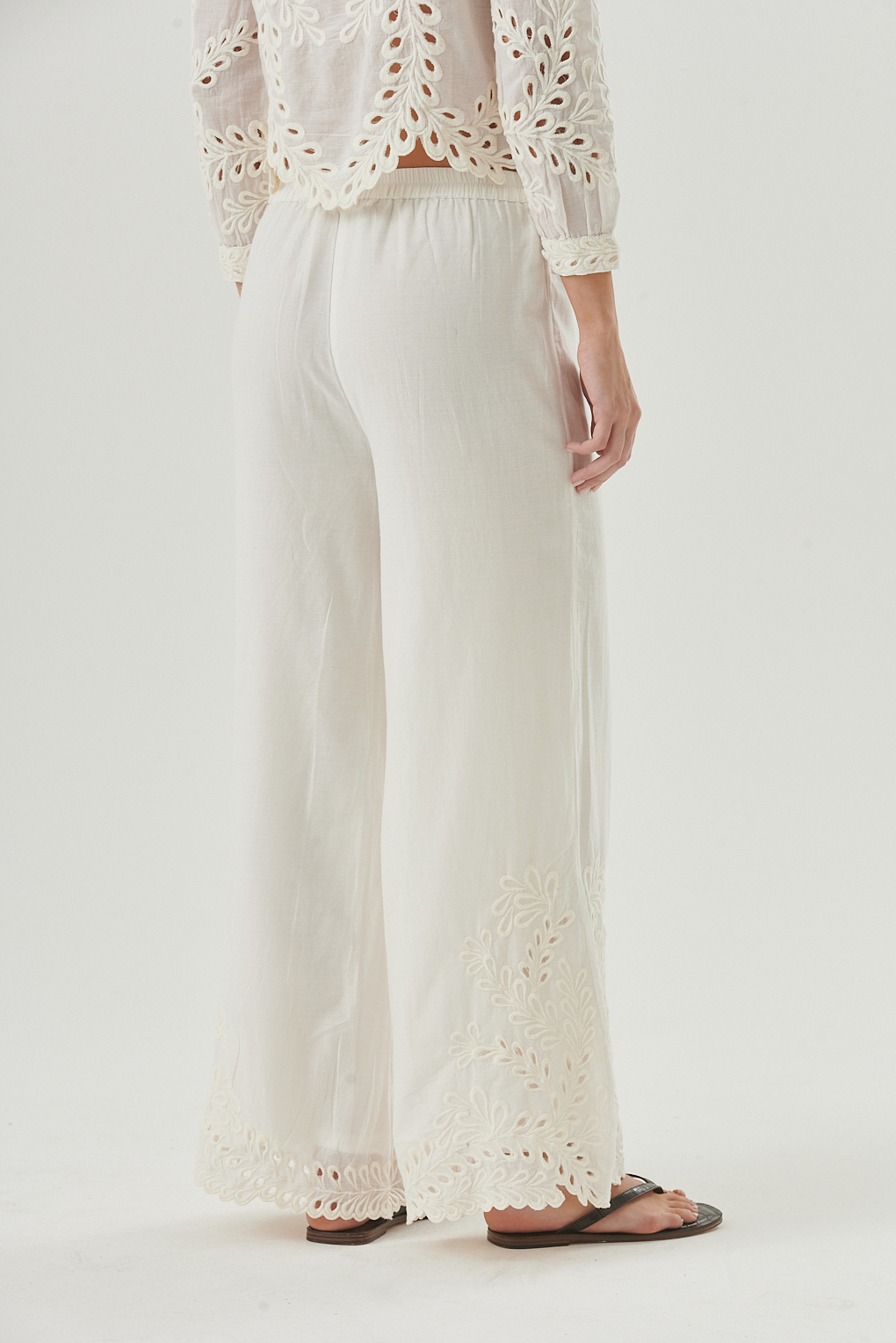 pantalón algodón bordado elegante