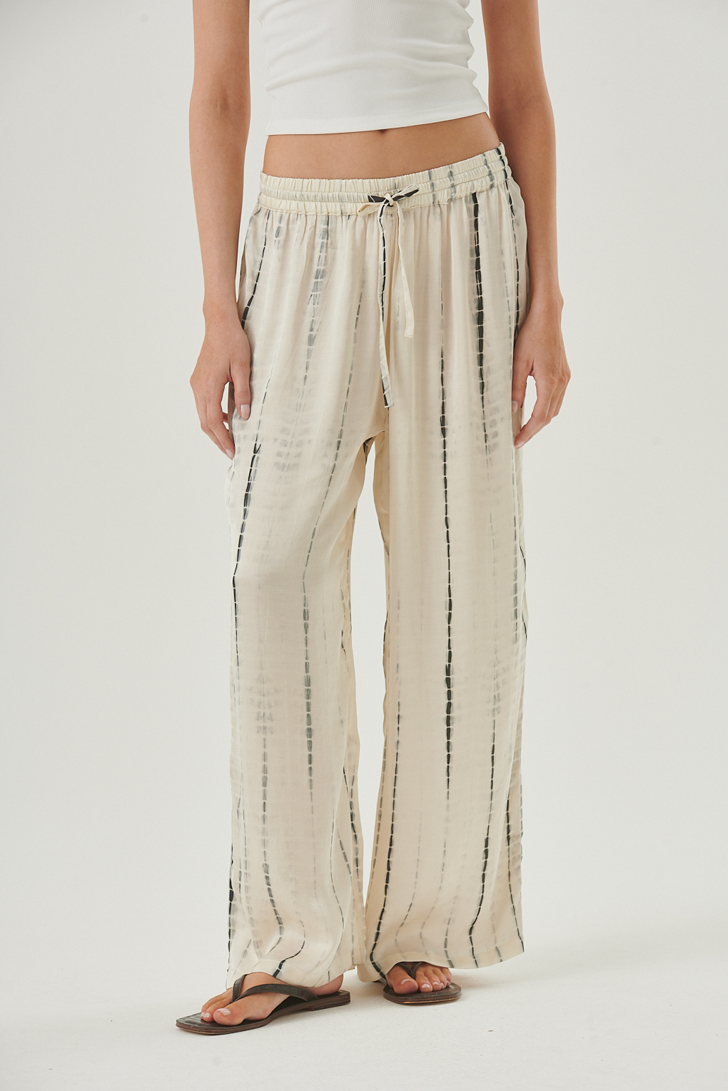 pantalón satinado con estampa vertical mujer