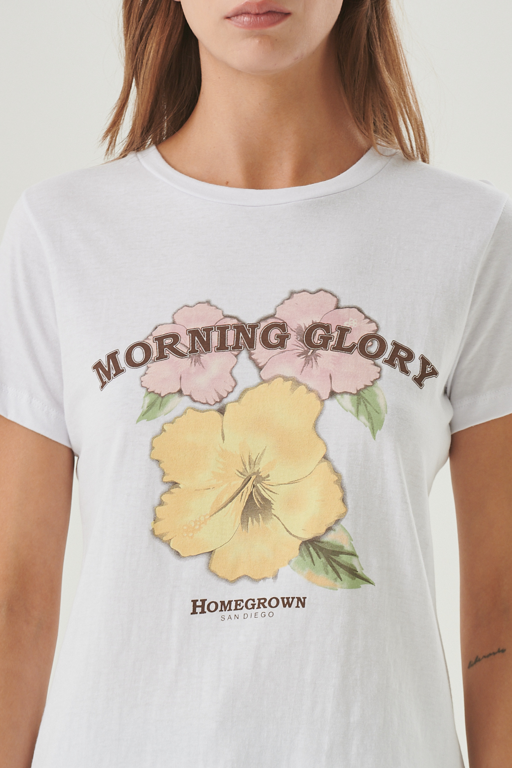 remera de algodón flores