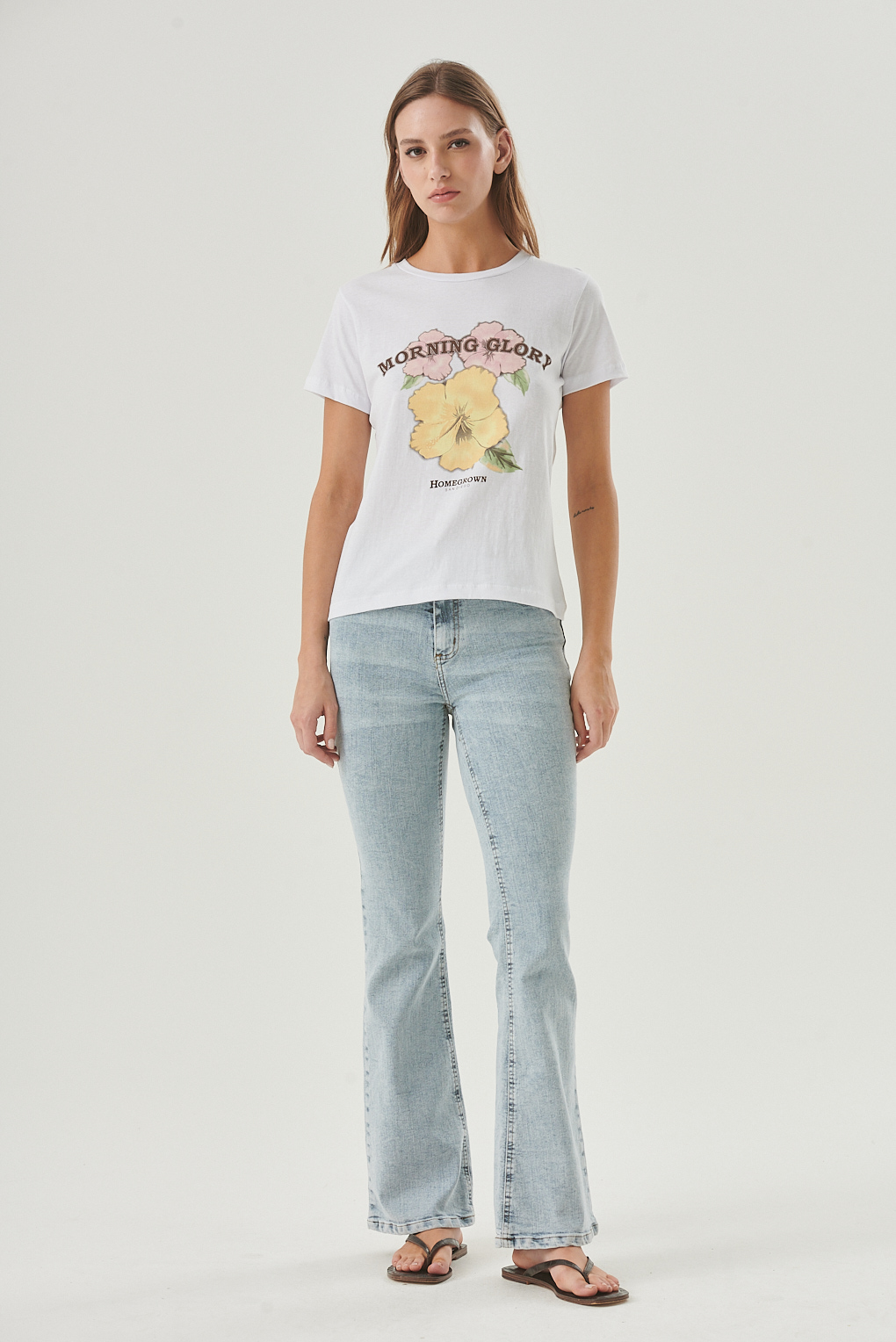 remera de algodón flores