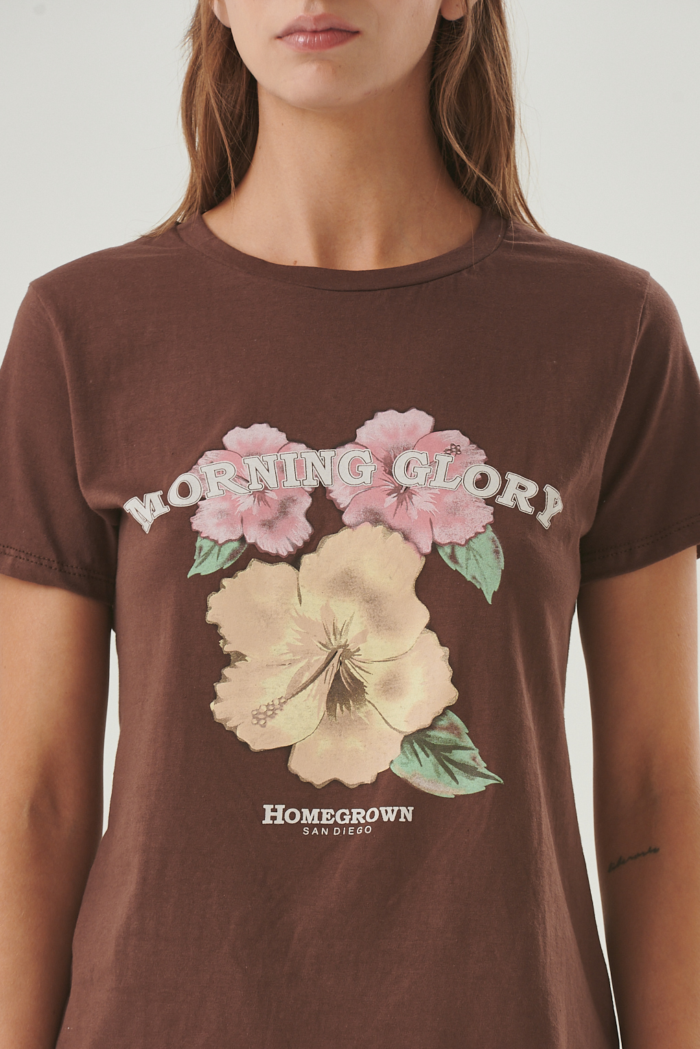 remera de algodón flores