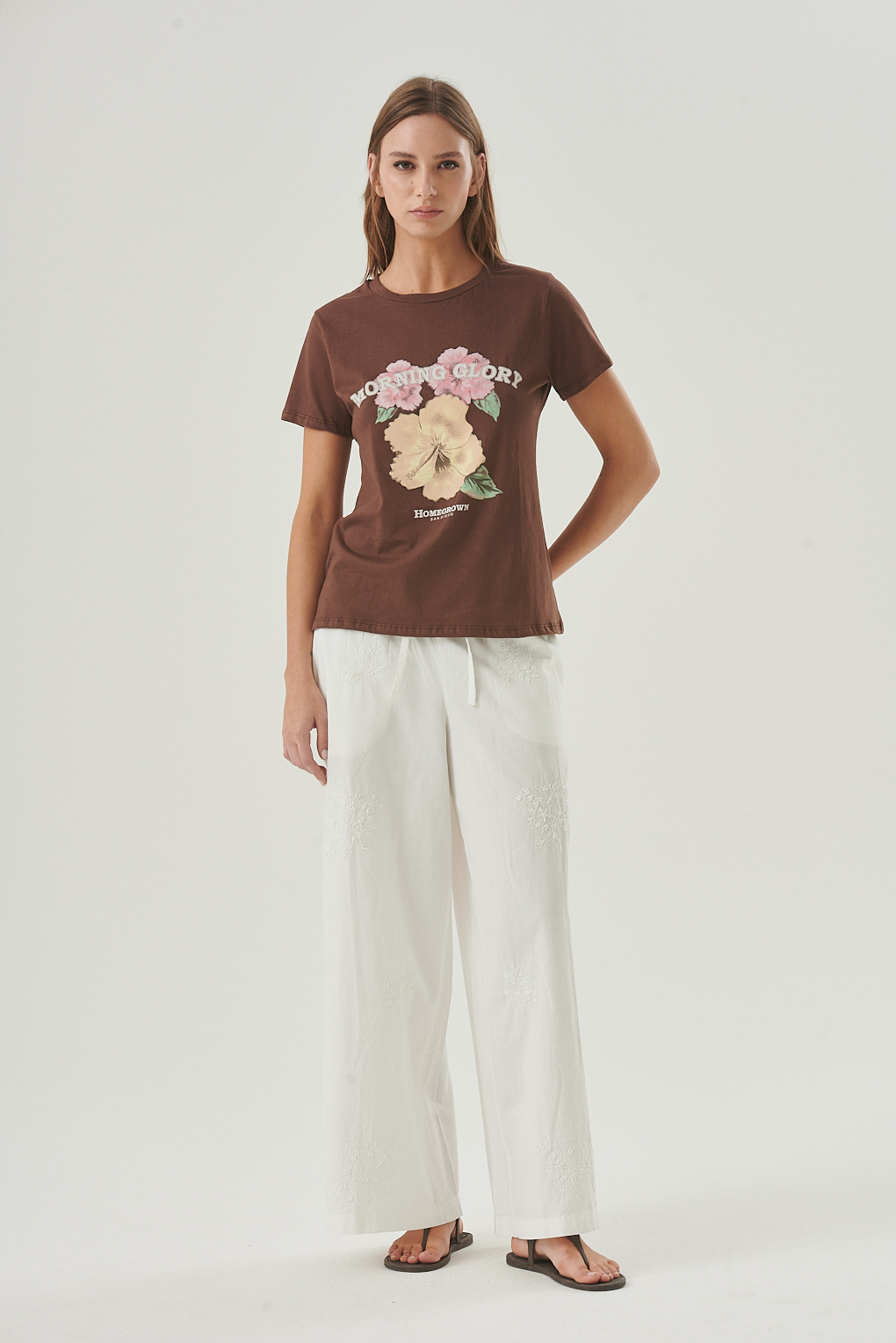 remera de algodón flores
