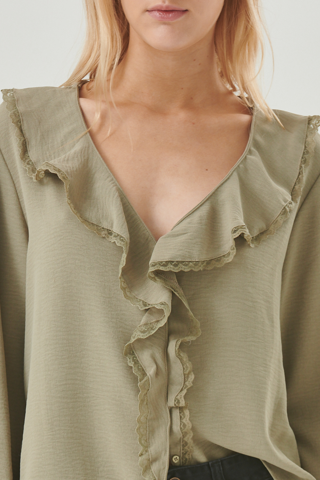blusa con puntilla