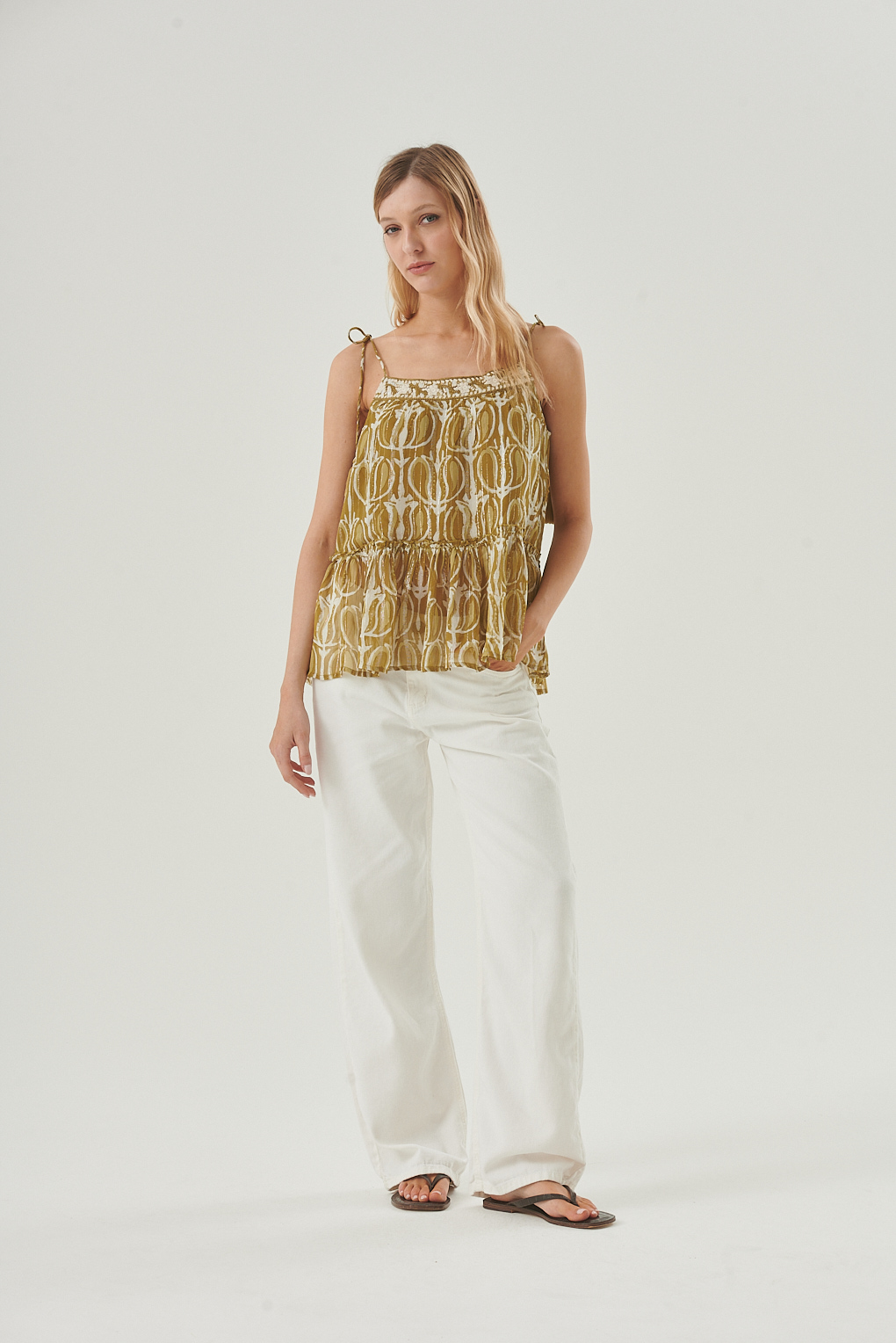 top de viscosa con lurex y bordado floral