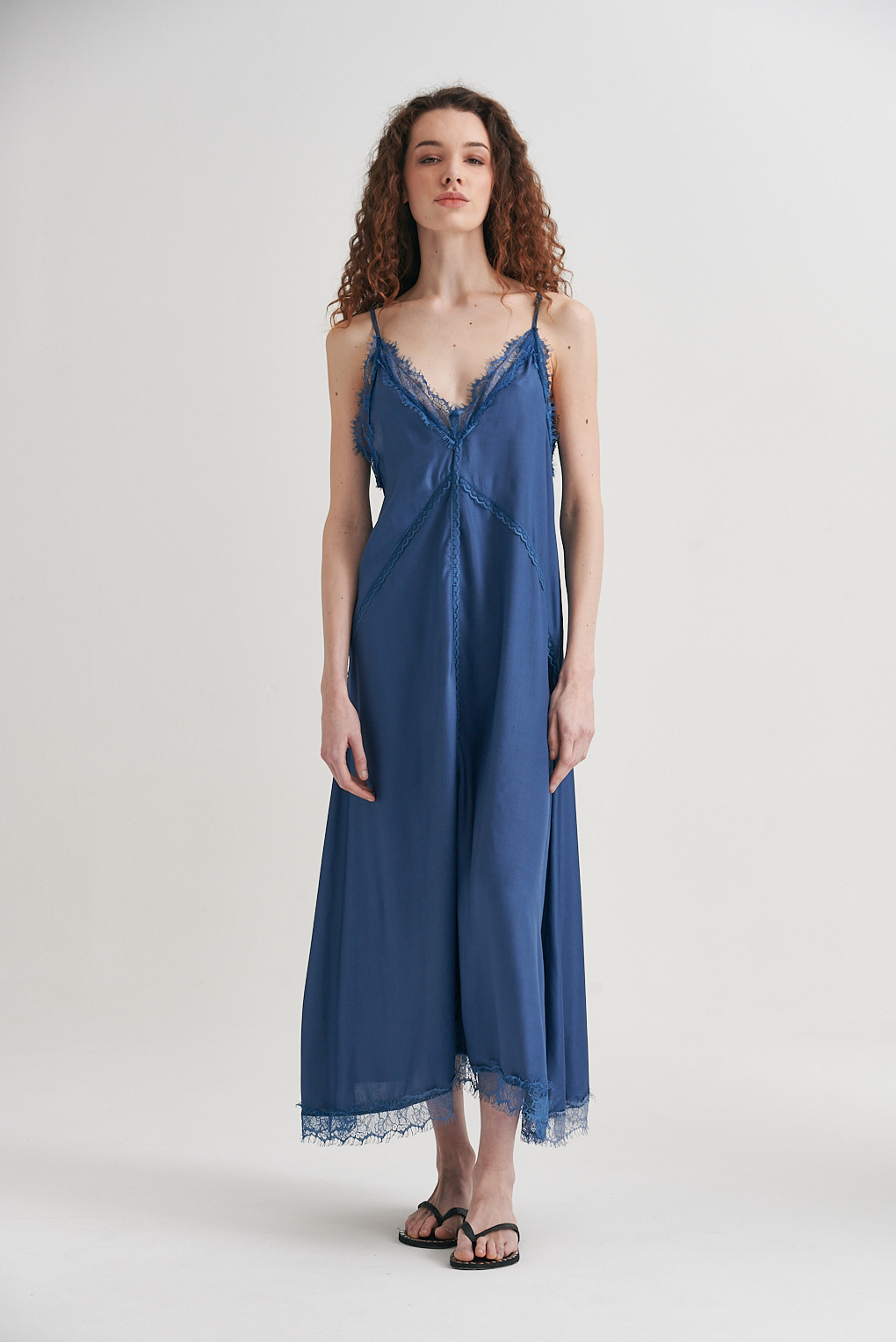 vestido satén puntilla