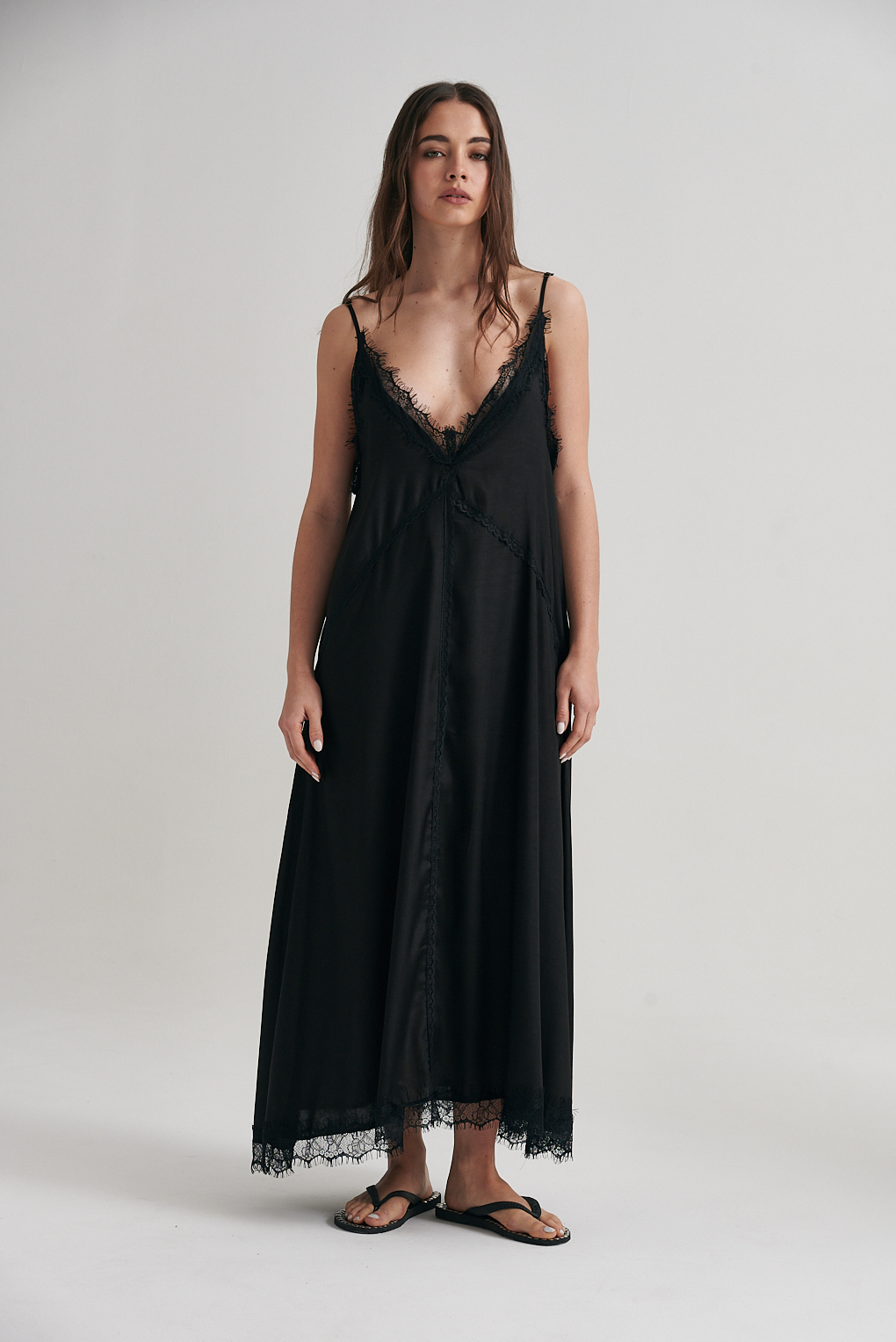 vestido satén puntilla