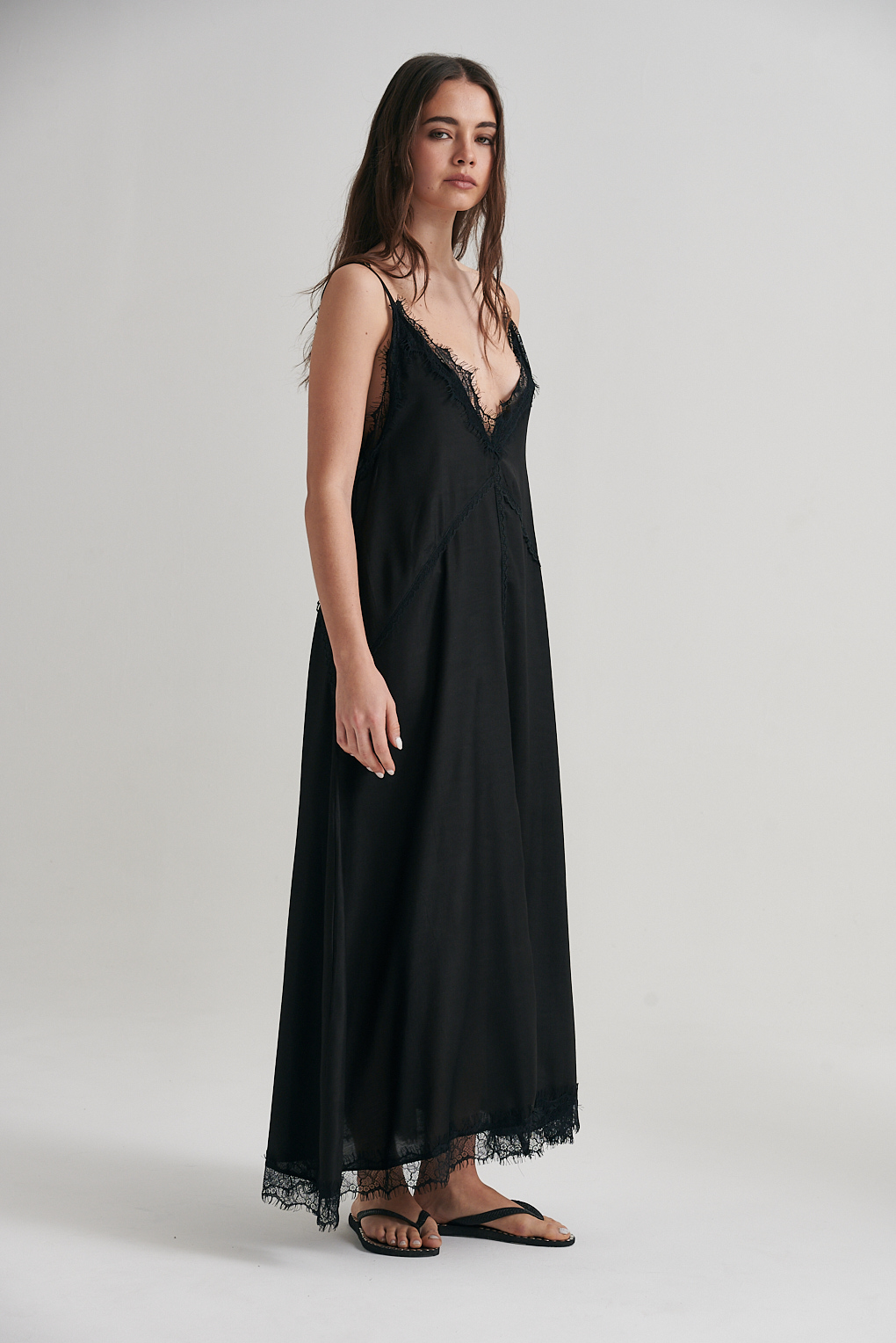 vestido satén puntilla