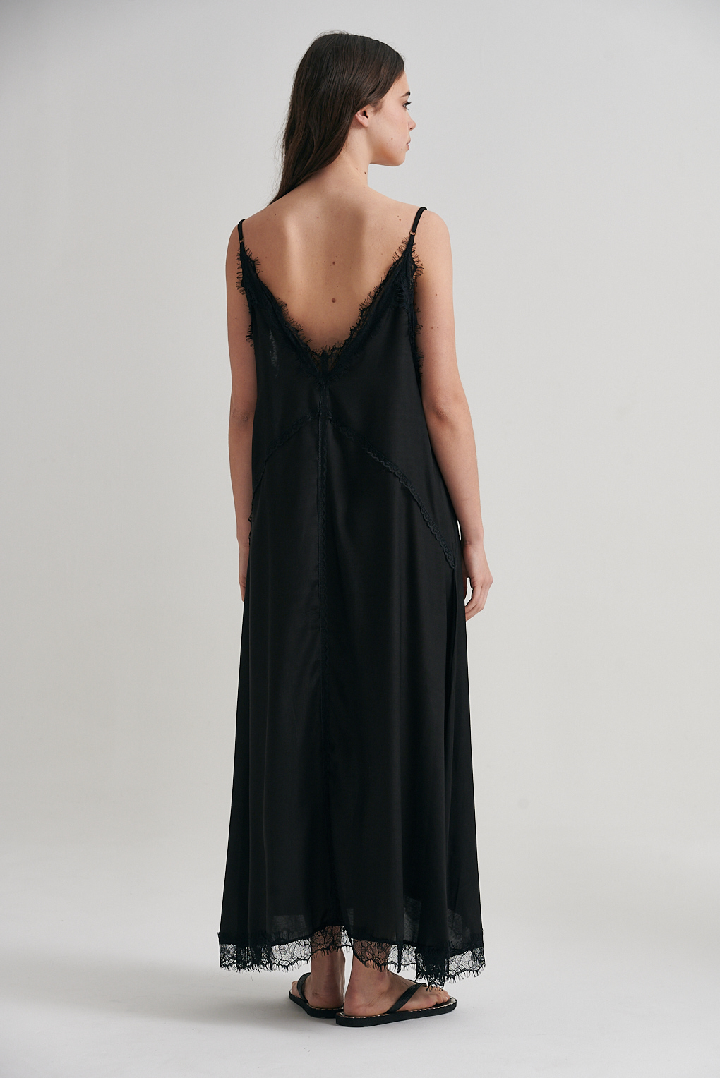 vestido satén puntilla