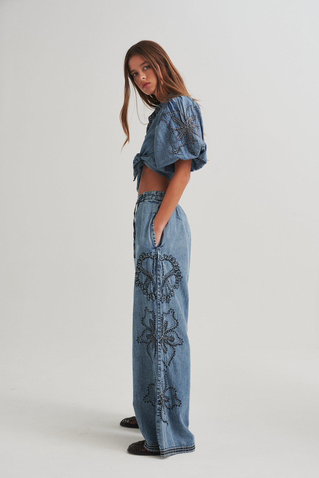 pantalon efecto jean bordado