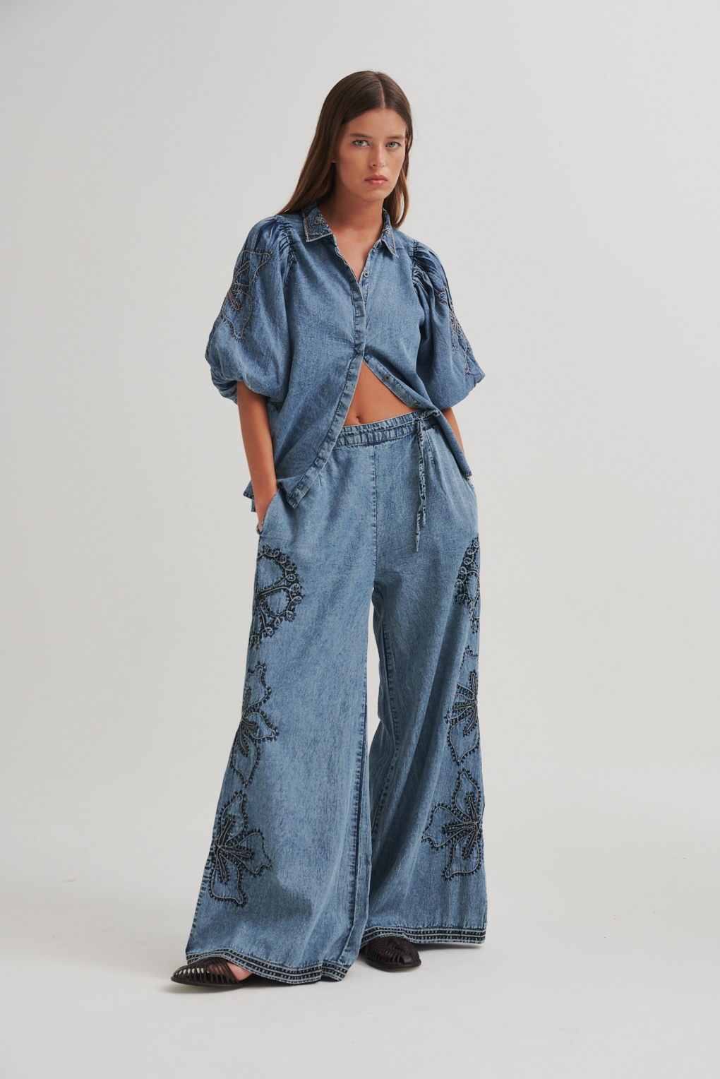 pantalon efecto jean bordado