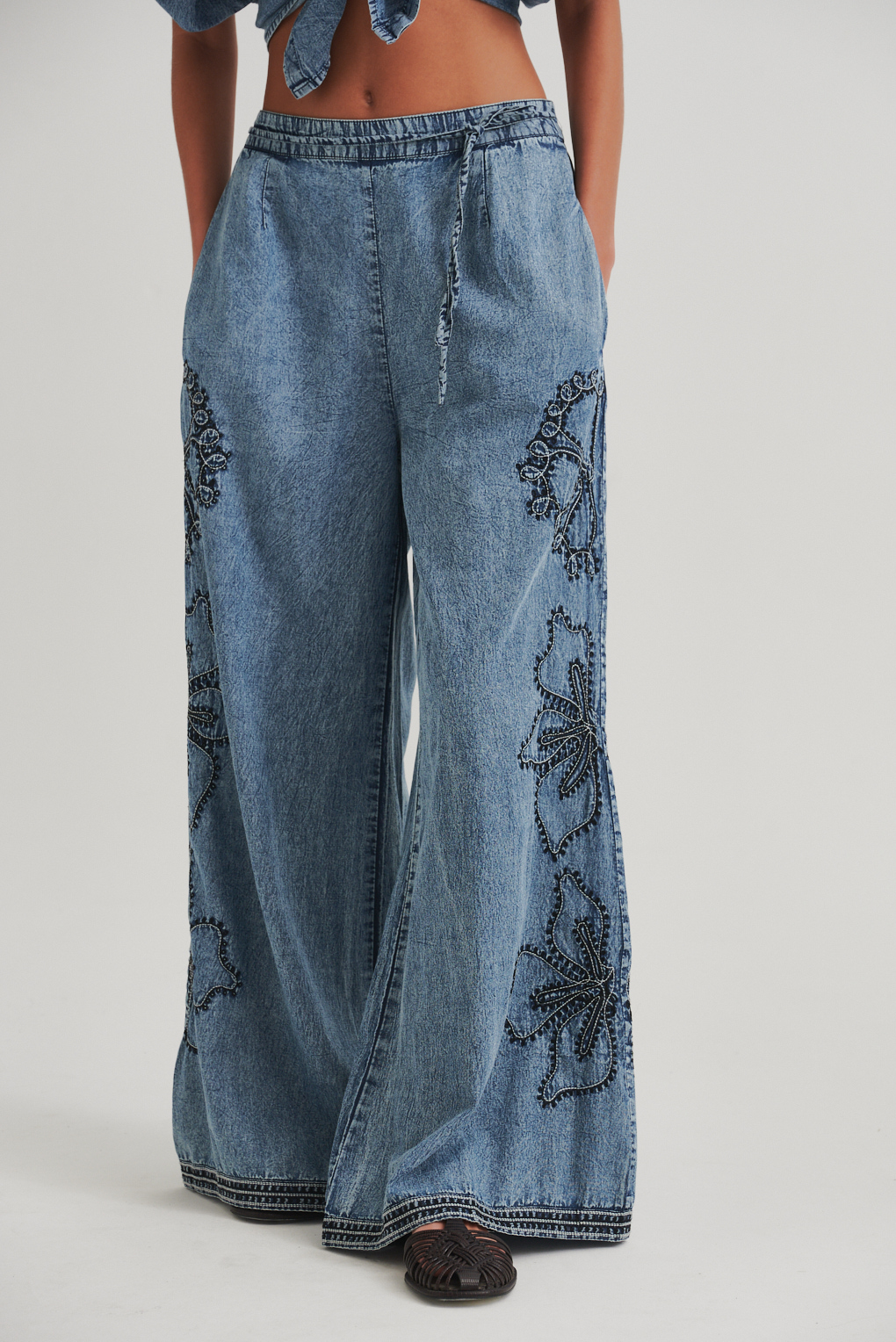 pantalon efecto jean bordado