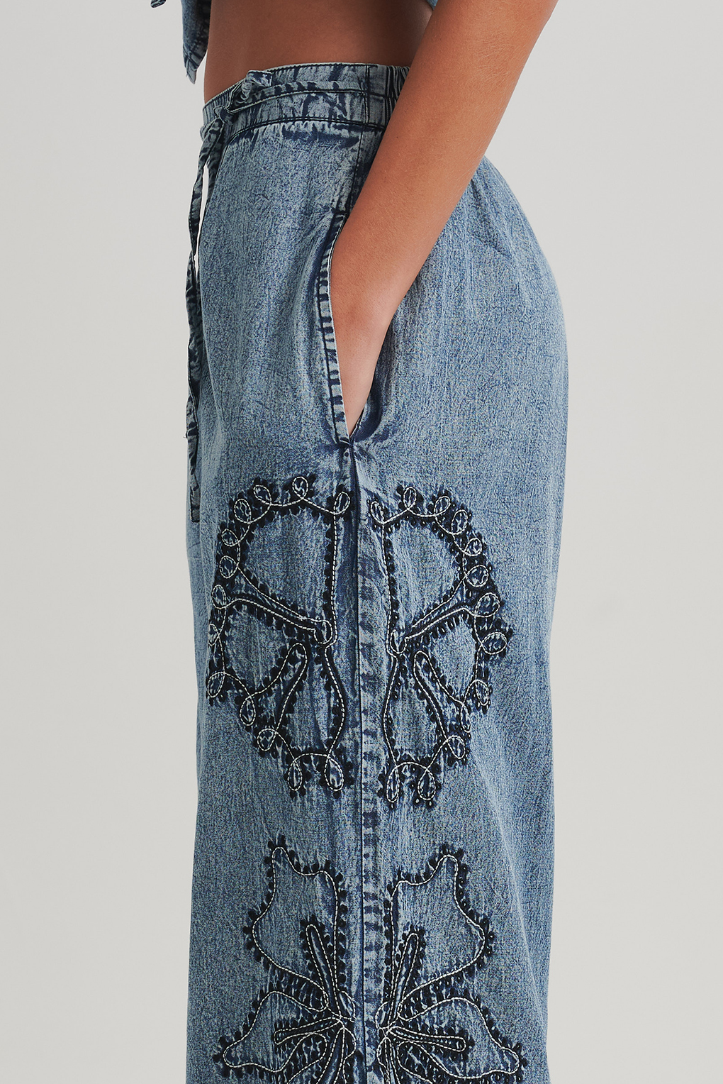 pantalon efecto jean bordado