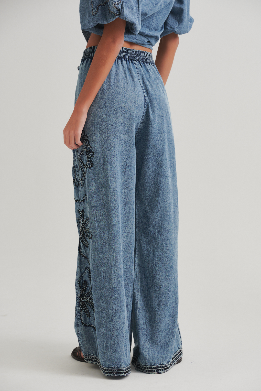 pantalon efecto jean bordado
