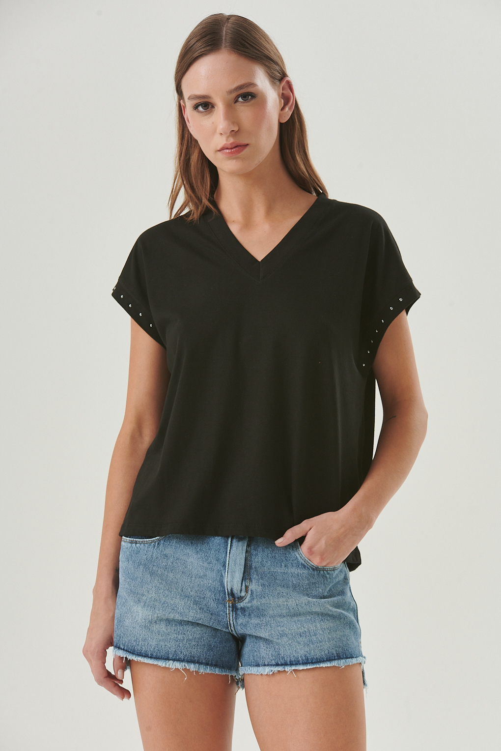 remera algodón con tachas