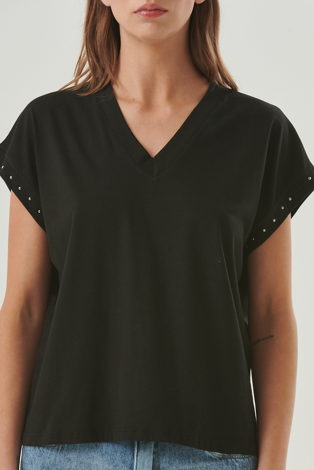 remera algodón con tachas