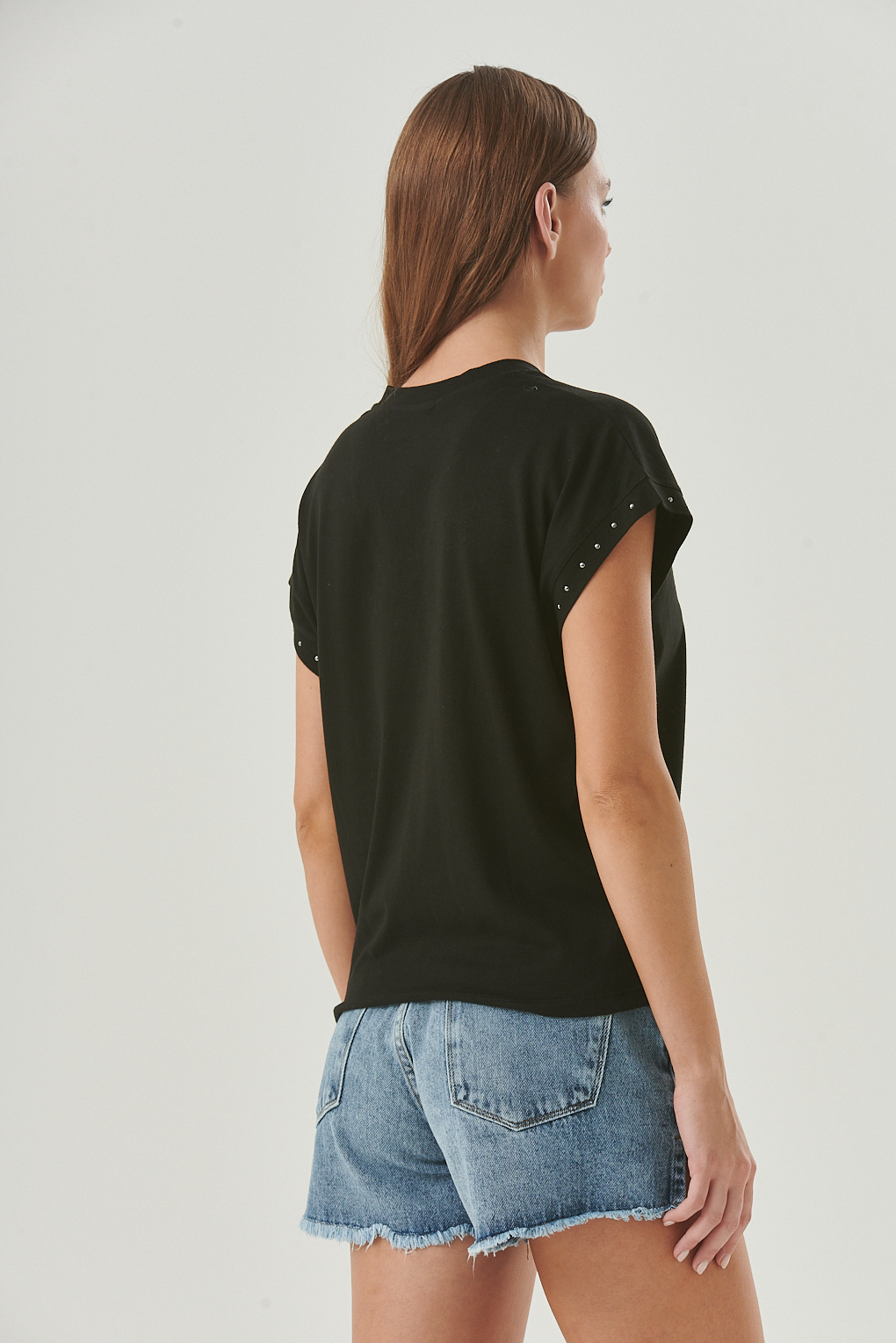 remera algodón con tachas