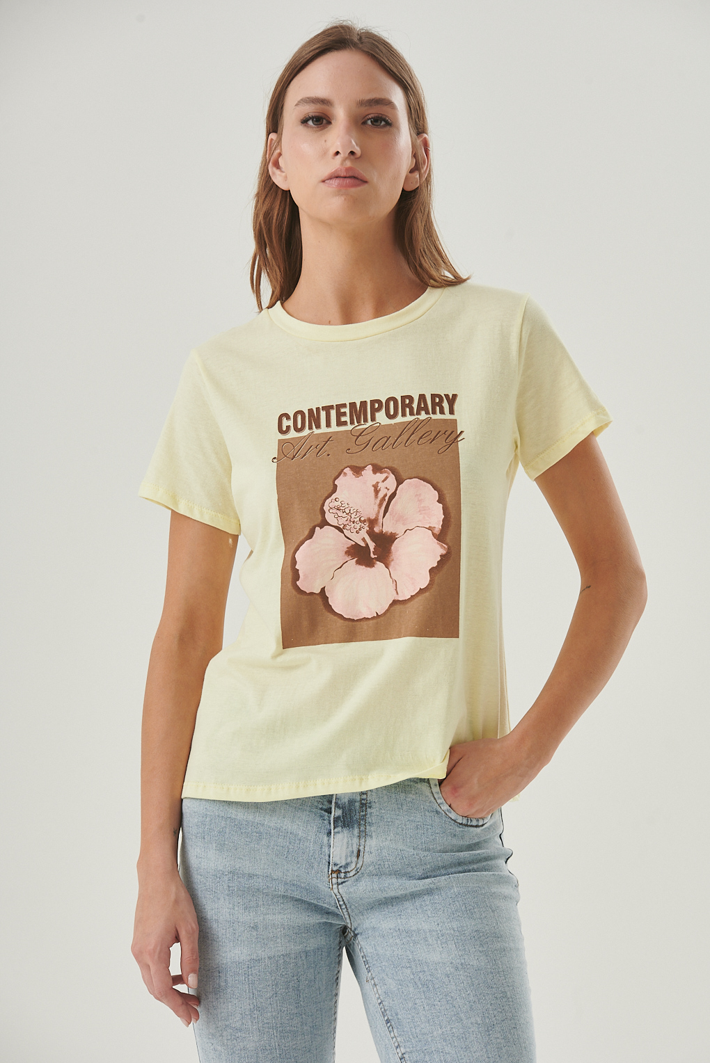 remera algodón con flor