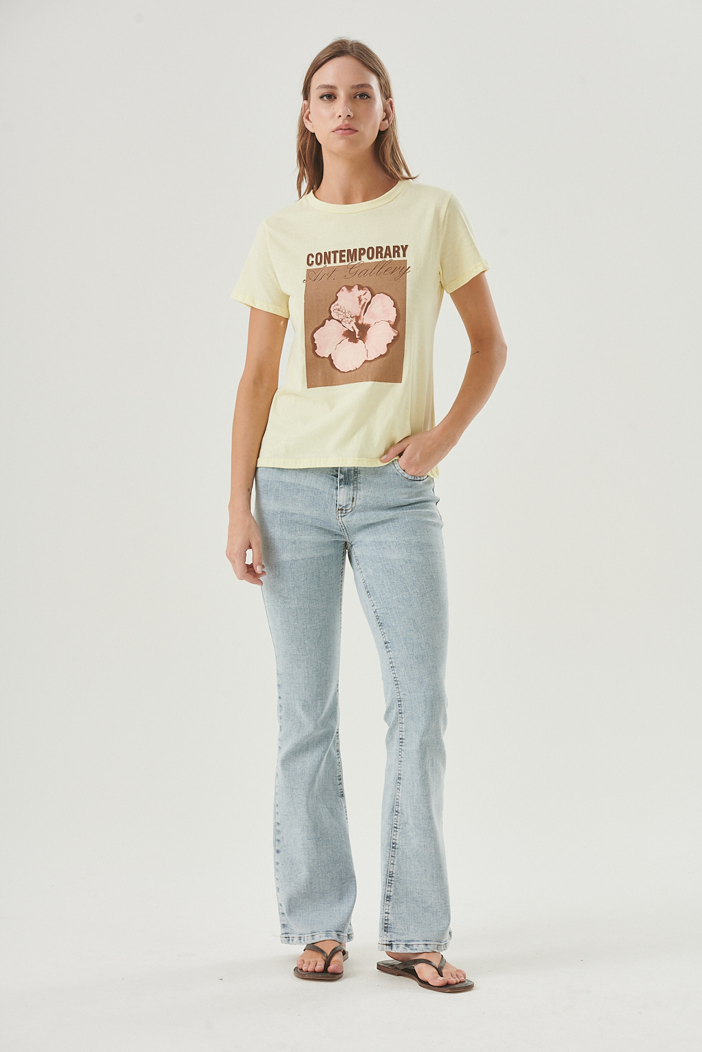 remera algodón con flor