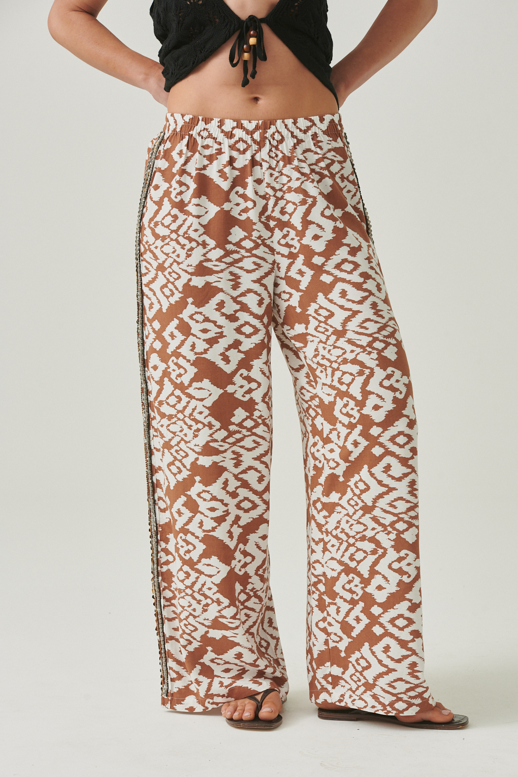 pantalon estampado con brillos