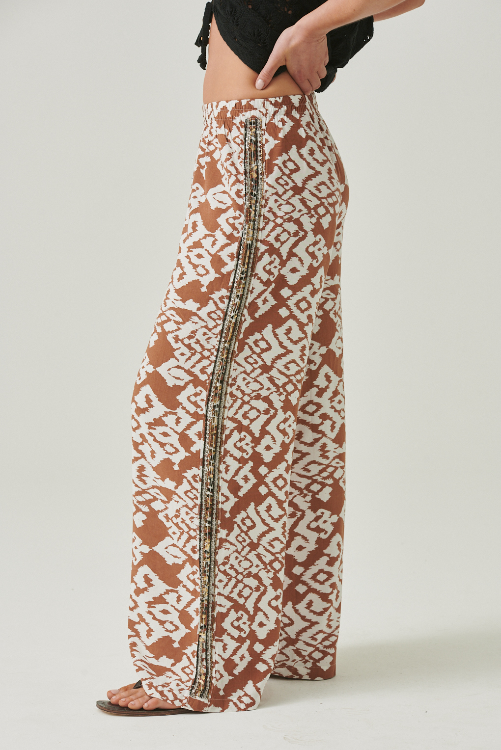 pantalon estampado con brillos