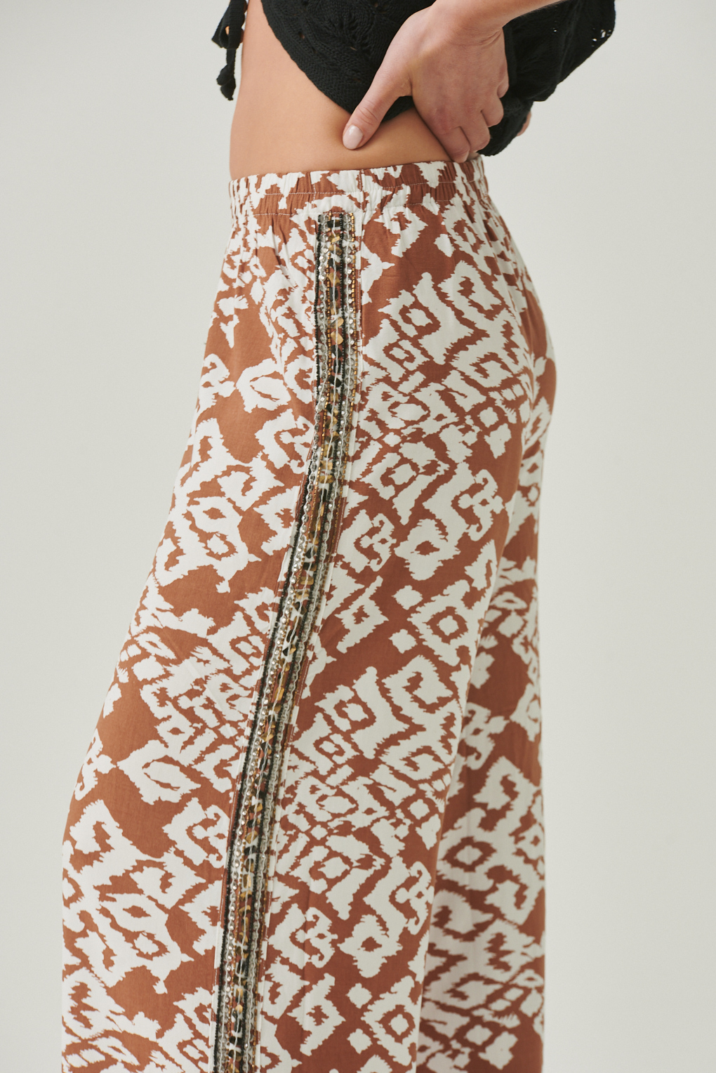 pantalon estampado con brillos