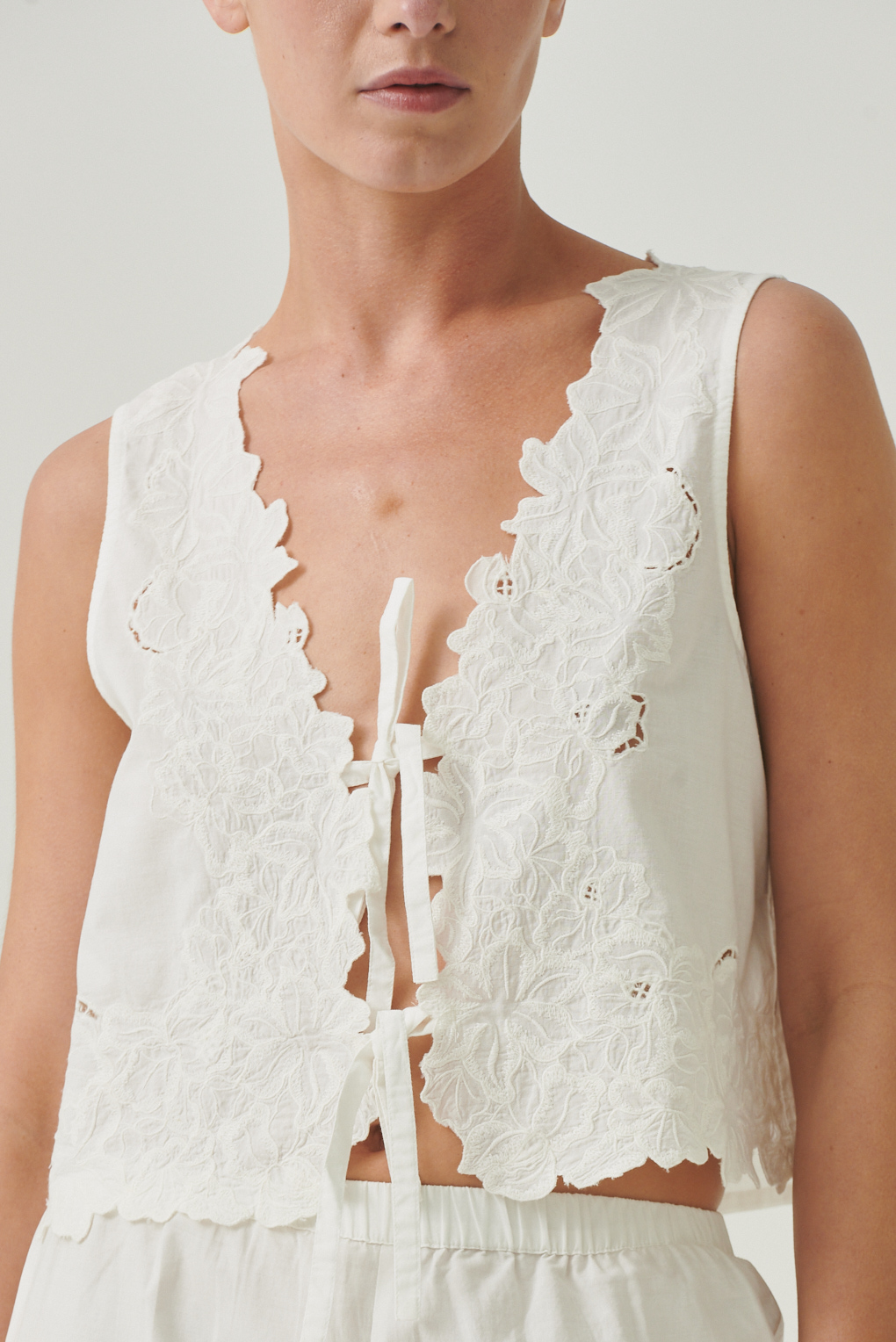 chaleco corto bordado