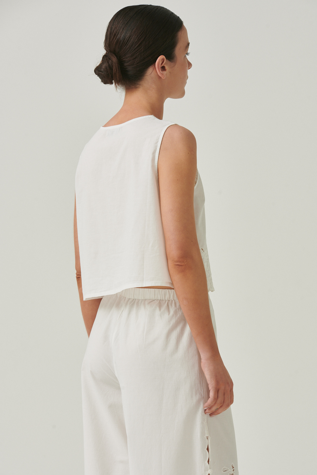 chaleco corto bordado