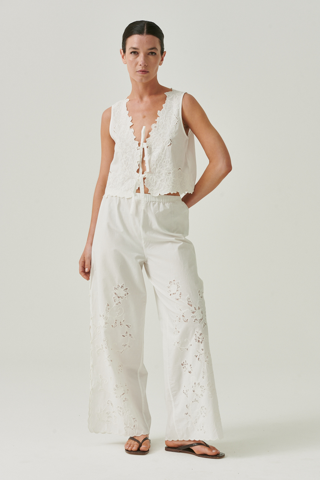 chaleco corto bordado