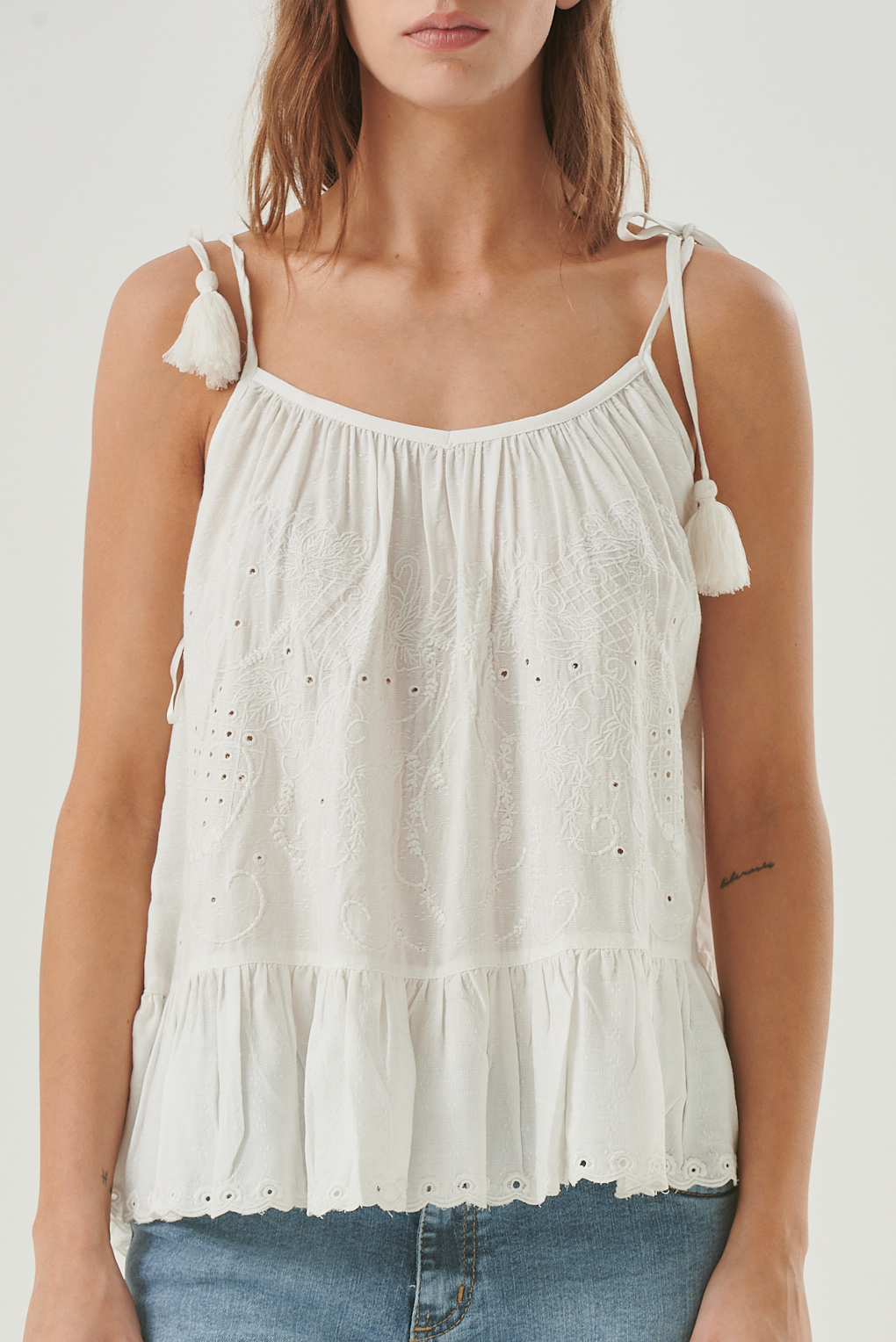 blusa bordada espalda descubierta