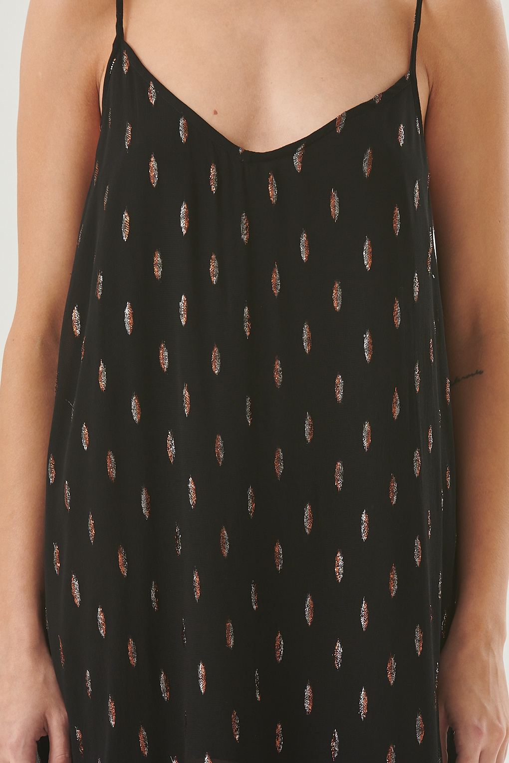 vestido corto con brillo escote V