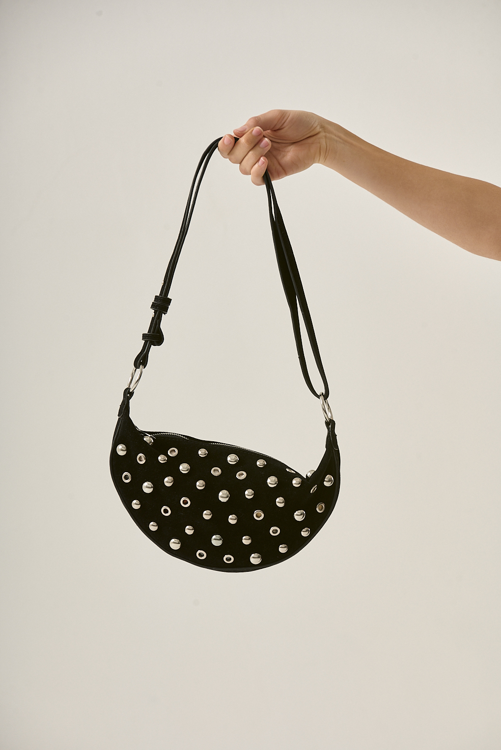 Cartera bandonlera tachas