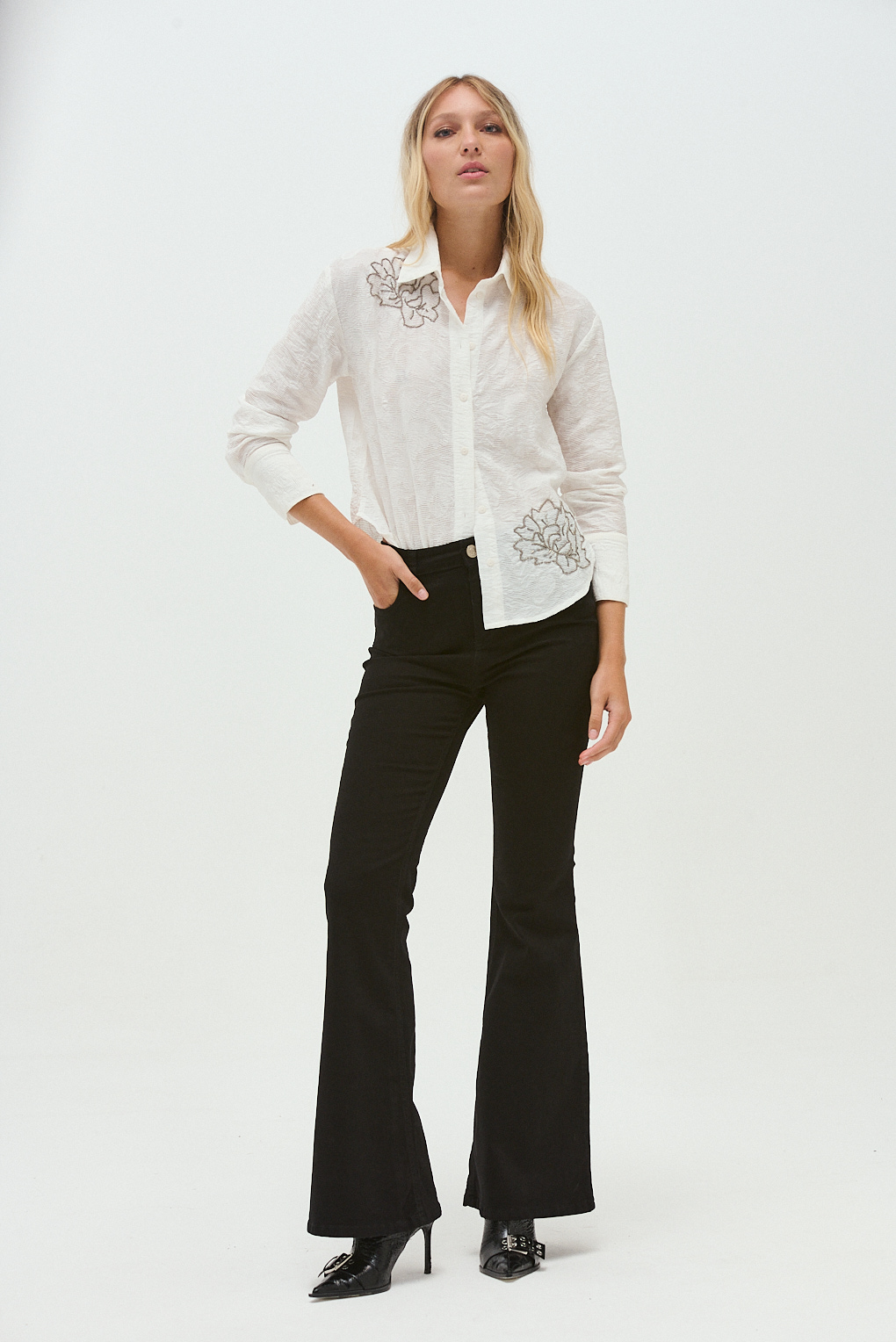 camisa jacquard bordado de flores con mostacilla