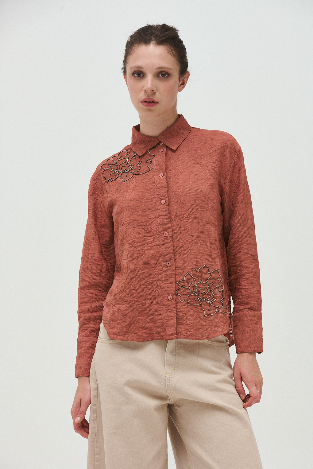 camisa jacquard bordado de flores con mostacilla