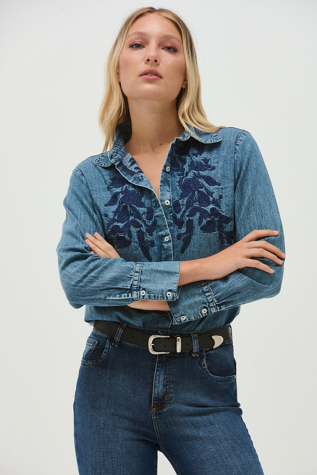 camisa denim bordada