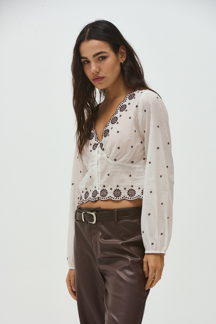 blusa bordada