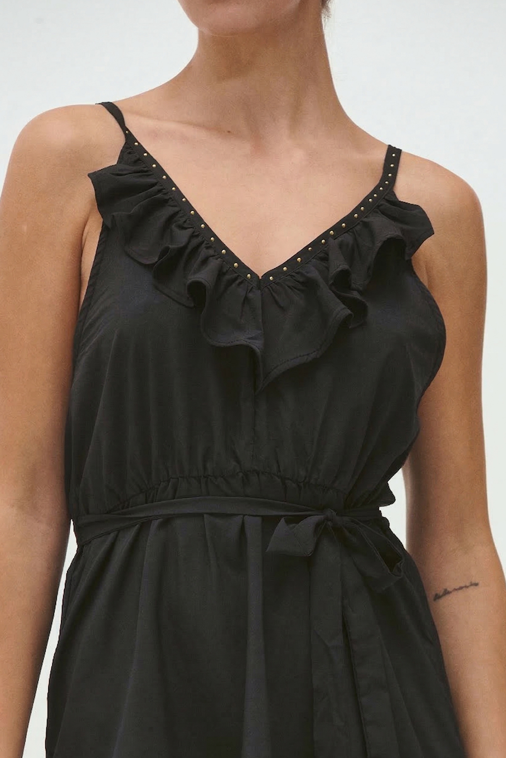 vestido volados tachas