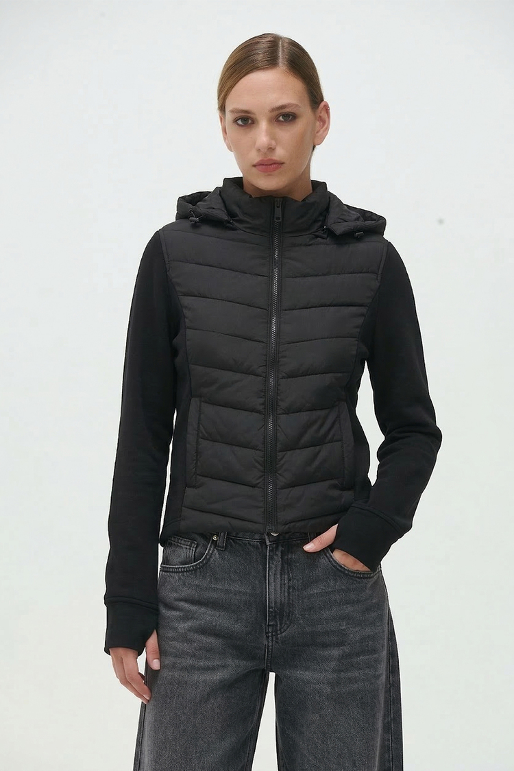 Campera negra capucha