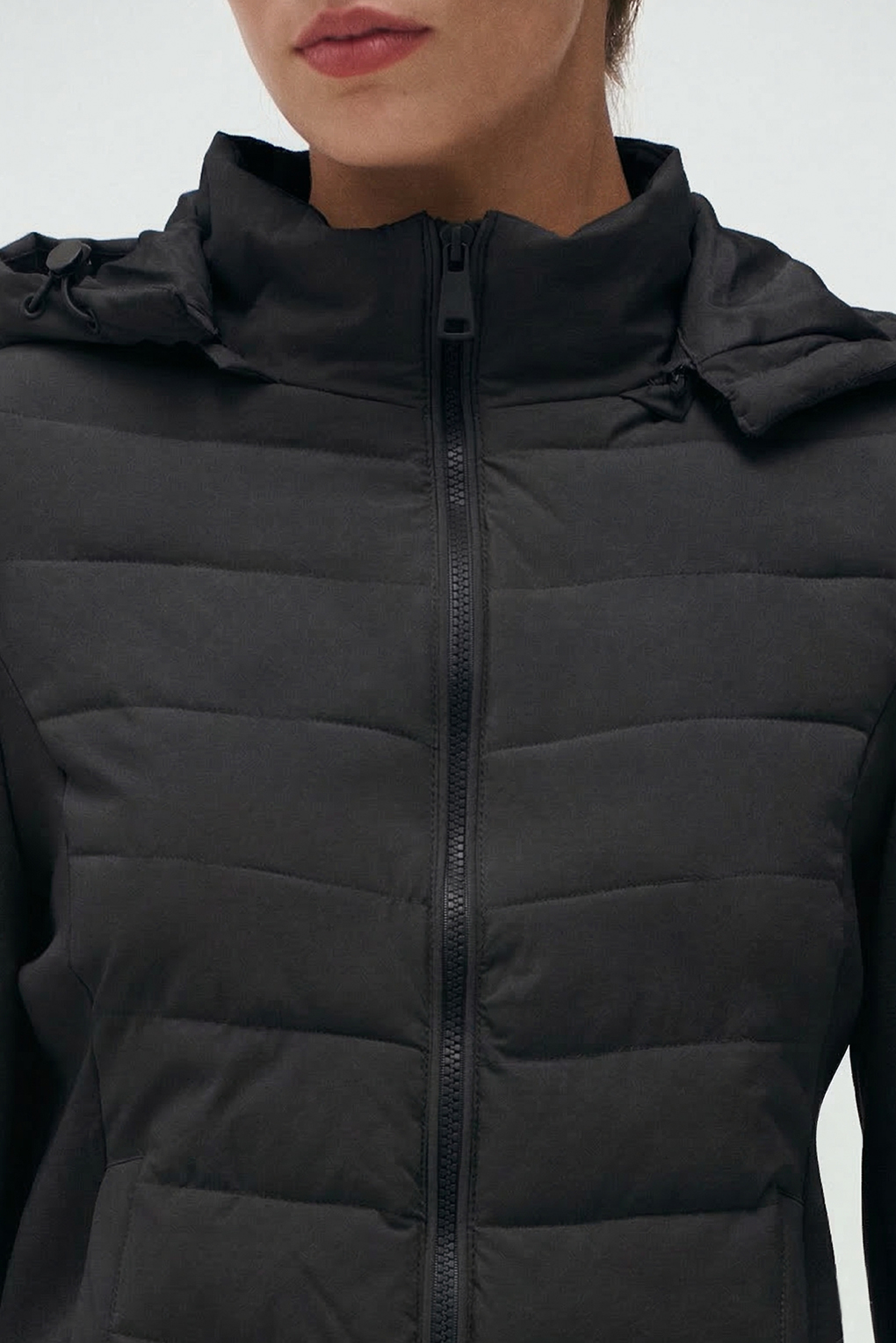 Campera negra capucha