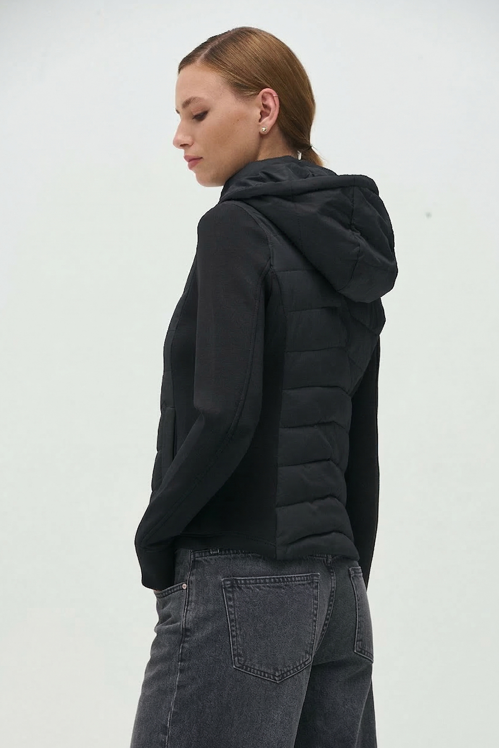 Campera negra capucha