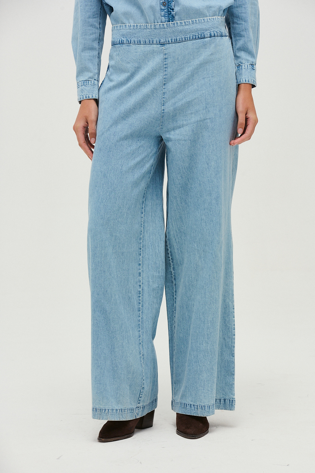 Pantalón denim amplio