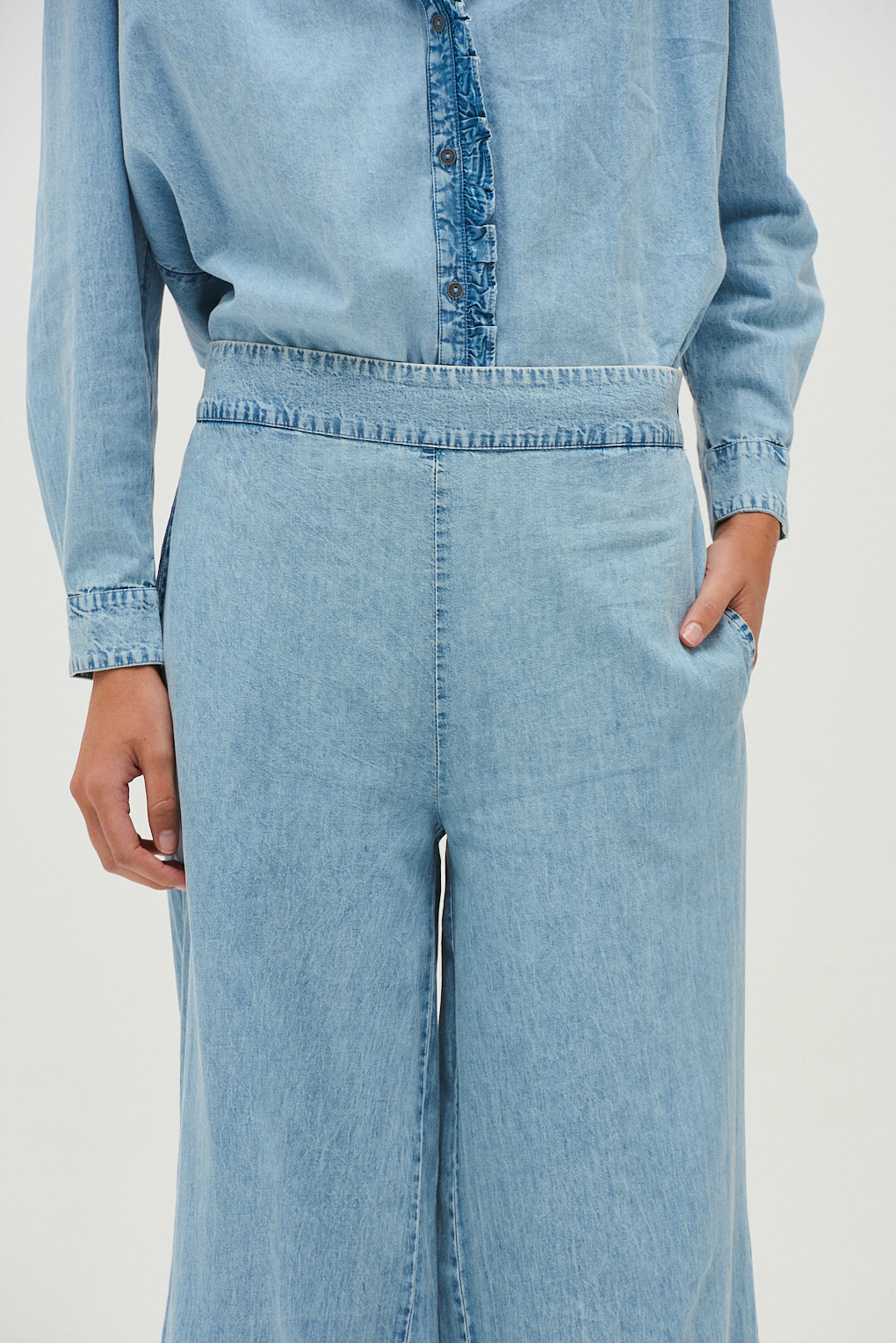 Pantalón denim amplio