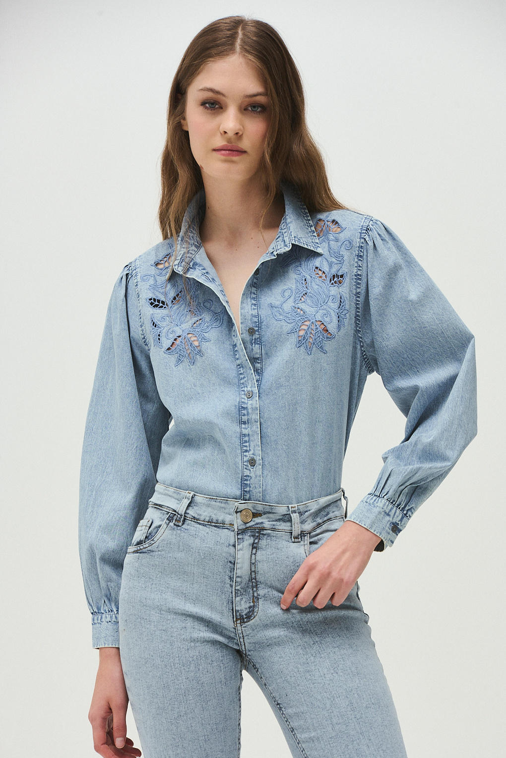 camisa denim bordada