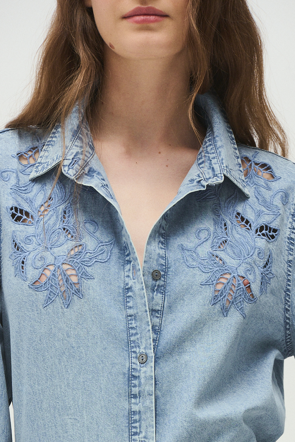 camisa denim bordada