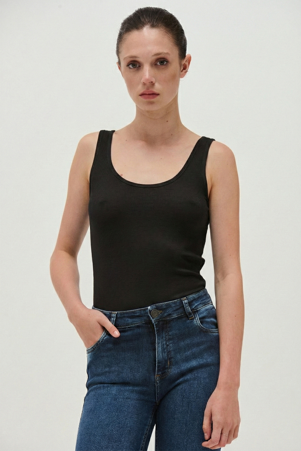 Musculosa básica negra