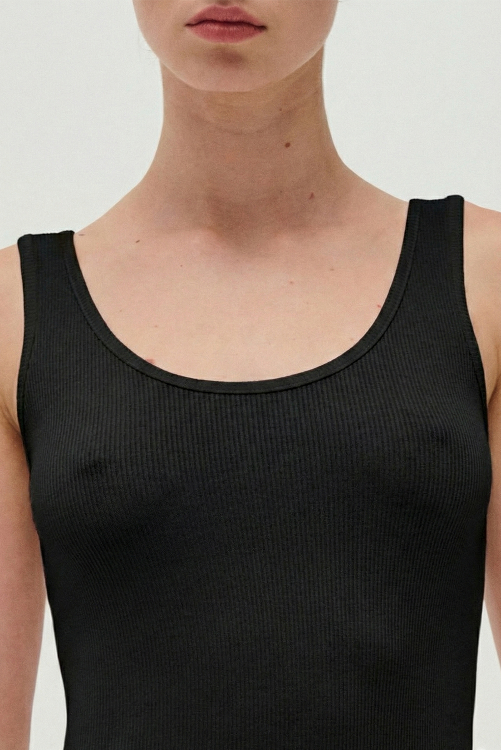 Musculosa básica negra