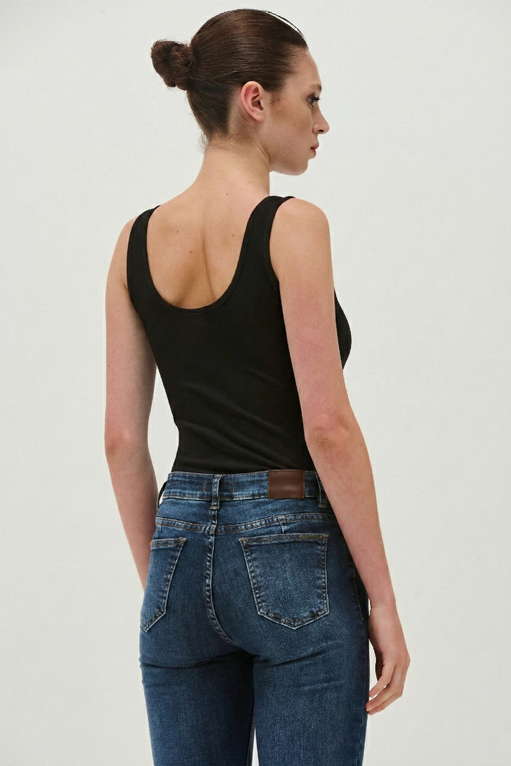 Musculosa básica negra